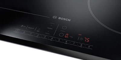 Bosch Induktionskochfeld mit Touch-Bedienfeld, digitaler Anzeige, Timer und automatischer Abschaltung.